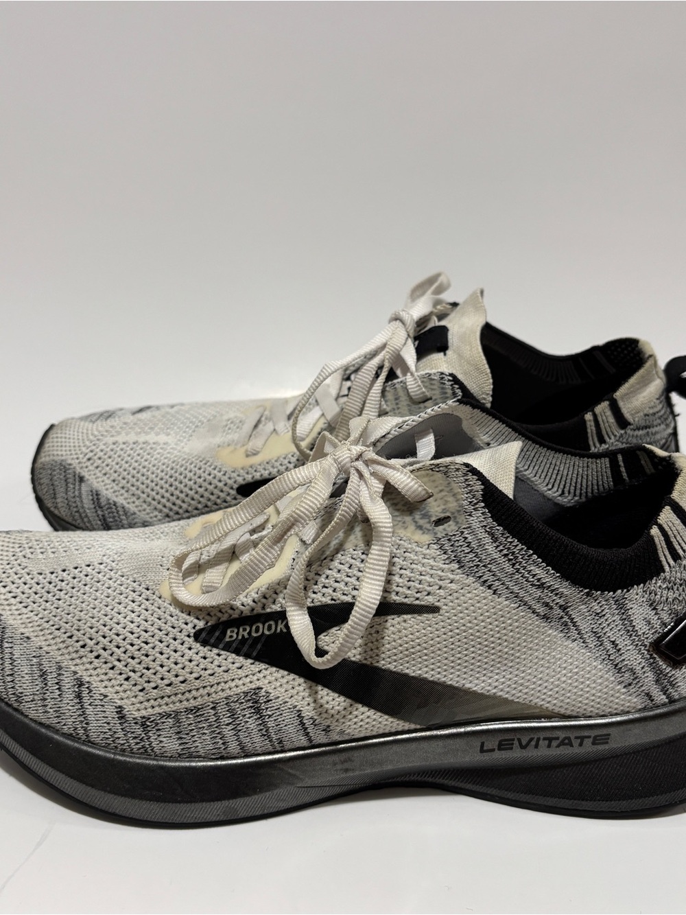 Brooks Levitate 4 Running Shoes Women's Size 8 White Black Athletic Gym Training